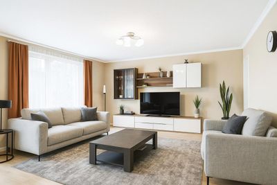 Modernisierte 4-Zimmer-Wohnung mit Balkon, Garten + zusätzlichem Dachgeschoss 82m² zur individuellen Ausbaureserve!