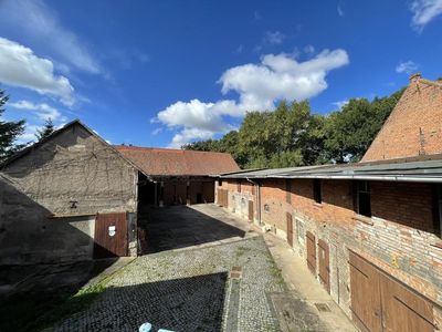 Historischer 4-Seitenhof mit großen Scheunen und Garten