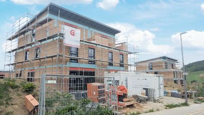 NEUBAU: Großzügige DHH mit PV-Anlage, Einbauküche, 2 Bädern, großem Grundstück und Fernblick!