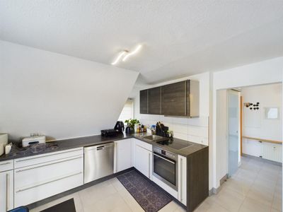 Freie 3 Zimmer DG-Wohnung mit Balkon, und Stellplatz. Ausbaupotential im Dachspitz. Provisionsfrei!