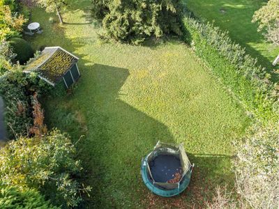 Urban & zurückgezogen: Baugrundstück in zweiter Reihe mit Potenzial in HH-Sasel