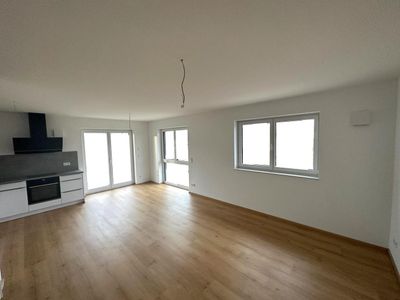 NEUBAU-ERSTBEZUG: 3-Zi-Wohnung mit EBK, Balkon & Stellplatz - Erlangen-Steudach