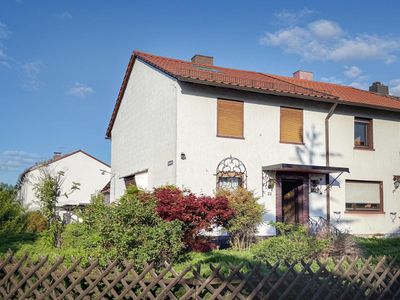 Reihenendhaus mit Erbpacht-Grundstück, gr. Garten,
Garage, Sanierungsbedürftig!