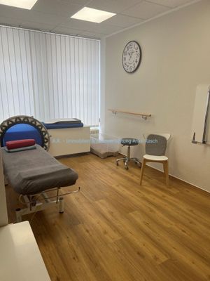 Gewerbeeinheit - Büro, Praxis im Erdgeschoss mit eigenem Eingang in Bahnhofsnähe