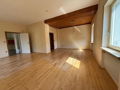 Großzügige Eigentumswohnung (WFL ca. 163 m²) - sanierungsbedürftig - im EG einer Stadtvilla - zentrale Lage - mit schöner Terrasse - großer Gartenanteil