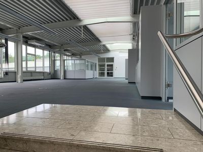 Großraumbüro mit abgetrennten Einzelbüros und Toiletten ca. 378 m²