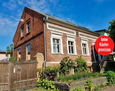 HORN IMMOBILIEN++ Altentreptow, großes Haus -teilweise modernisiert- mit Keller, Garagen und Nebengelass