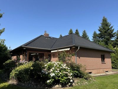 Winkel-Bungalow mit Vollkeller und zwei Garagen in zweiter Reihe, mitten in Salzhausen