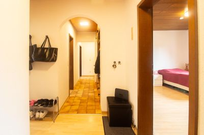 Sonnige 3-Zi.-Whg. mit Gartenanteil, 2 Balkonen & Doppelgarage - zentral - verfügbar ab 01/26