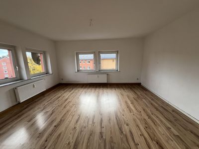Sofort bezugsfrei: Großzügig geschnittene 4-Zimmer-Wohnung (ca. 99 m²)