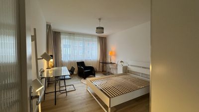 Sanierte, gut geschnittene 2,5-Zimmer-Wohnung für 2er-WG - möbliert
