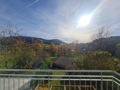 Tür auf, Herz rein!
Traumhafte, sonnige DHH in Split-Level-Bauweise.
Ihr Zuhause zum Wohlfühlen.