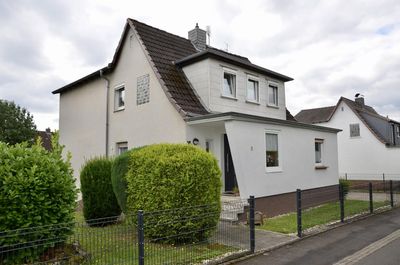 Vielseitig nutzbares Einfamilienhaus auf zwei Ebenen in ruhiger Lage zu verkaufen!