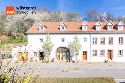 Hochwertig saniertes Bauernhaus mit 3 möblierten Wohnungen & voll ausgestatteten Gastronomie