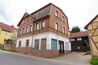 Großes Einfamilienhaus mit Ausbaureserve und Scheune in Wernburg