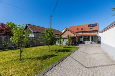 Mehrgenerationenwohnen leicht gemacht – 2 moderne Einfamilienhäuser plus Gewerbefläche!