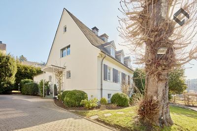 Eleganz trifft Komfort:
Ihre Traumvilla wartet !