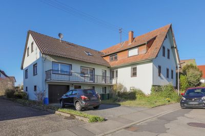 Zwei Häuser auf großem Grundstück