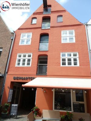 Moderne Büro- oder Praxisräume in historischem Gebäude der Lüneburger Innenstadt mit Parkplätzen