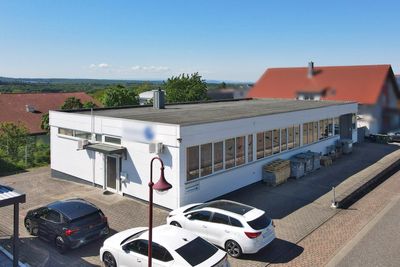 Lagerhalle mit ca. 220 qm Lagerfläche, Büro mit ca. 50 qm und Außenfläche ca. 200 qm