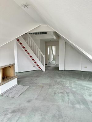 4,5-Zimmer-Maisonette-Wohnung, Kamin, zwei PKW-Stellplätze in Schwalbach am Taunus!