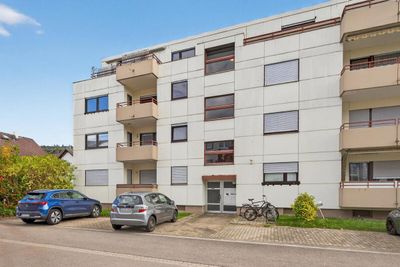 Sanierte Wohnung mit Balkon & Garage – Sanierungsmaßnahmen am Gebäude geplant