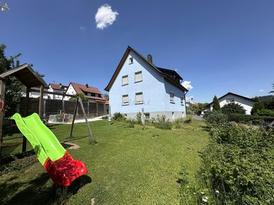 Charmantes Ein- bis Zweifamilienhaus mit großem Grundstück und Doppelgarage in ruhiger Lage
