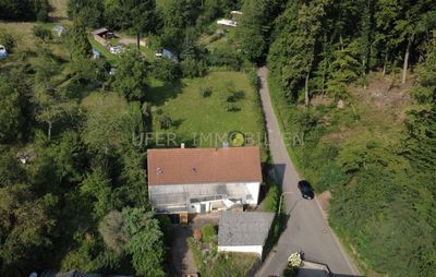 Freistehendes Einfamilienhaus mit großem Garten in ruhiger Waldrandlage
