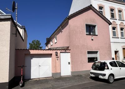 Köln-Poll - Einfamilienhaus mit viel zusätzlicher Nutzfläche auf großem Grundstück