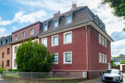 Vollvermietetes Rendite 3-Parteienhaus mit 9 Garagen in Köln-Flittard