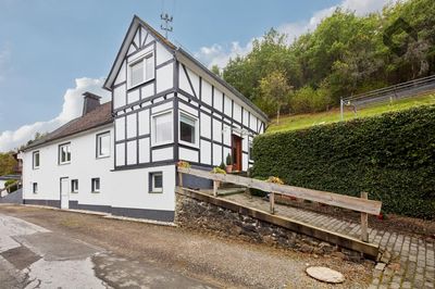 Zweifamilienhaus: Grünes Paradies mit 4.000 m² Grundstück