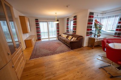 Barrierefreie 2‑Zimmerwohnung mit Einbauküche & Stellplatz