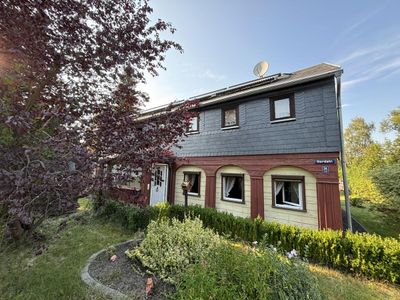 Großzügiges Wohnhaus mit 2 Garagen