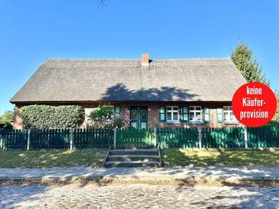 HORN IMMOBILIEN ++ charmantes Reetdachhaus mit Nebengebäude und schönem Grundstück