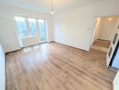 **Was will man mehr? +weiße Wände +neuer Laminat +neues Bad +eigener Garten +kleiner Balkon**