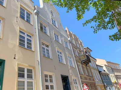 Attraktive 2-Raum-Wohnung in denkmalgeschütztem Haus mit Balkon in Rostock