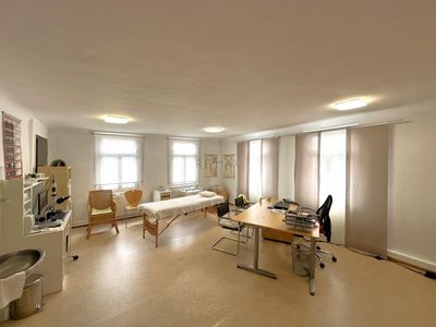 Heller Praxisraum in renommierter Praxis für Naturheilkunde in Toplage von Kirchheim zu vermieten