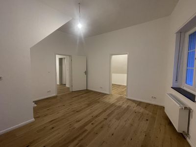 Großzügiges Wohnen in der City: 5 Zimmer, modernisiert, Balkon & Einbauküche