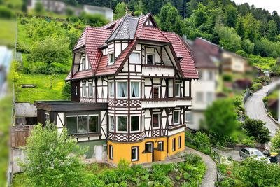 Charaktervolles 3-Familien-Fachwerkhaus: Weitblick, Garten mit Gartenhaus, Garagen & Platz für Tiere