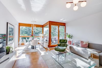 AIGNER - Großzügig, grün und mit Weitblick – Maisonette mit ca. 64 m² Dachterrasse