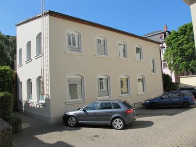 Helle Räume im Hinterhaus mit Einbauküche