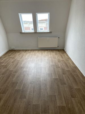 Mitten in der Stadt. 3-Raum-Wohnung im Dachgeschoss mit Badewanne zu ergattern.