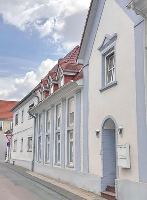 Mehrfamilienhaus und Gewerbeeinheit mit bestehenden Mieteinnahmen und Ertragspotenzial