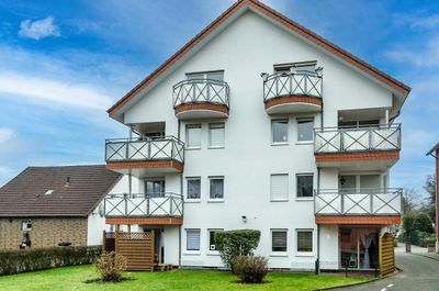 BI-City! Gemütliche Dachgeschosswohnung mit Grünblick -Balkon - optionale EBK und PKW-Stellplatz