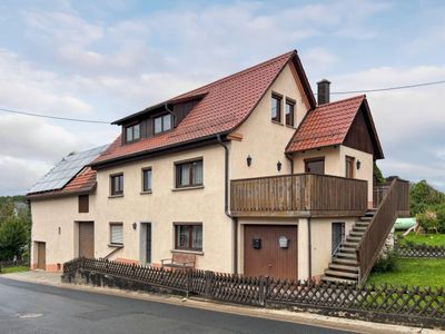 Teilvermietetes Zweifamilienhaus mit pflegeleichtem Garten, Scheune und zwei Garagen in Kühlenfels