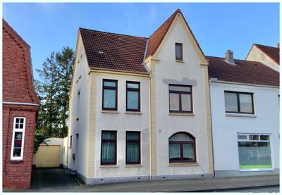 HUSUM ZENTRUM: Sanierungsbedürftiges Stadthaus mit 2 Wohnungen, Westgarten, Balkon und Garage!
