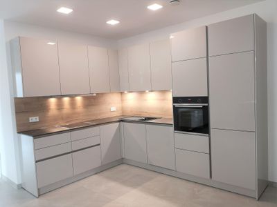 Neuwertige 2,5 Zimmerwohnung mit Loggia und TG-Stellplatz (geeignet für E-Autos)