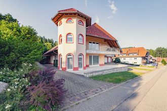 Straßenansicht mit Terrasse