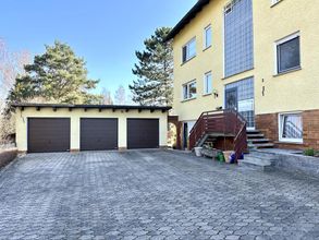 Garagen und Eingangsbereich