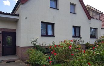 Außenansicht mit Vorgarten